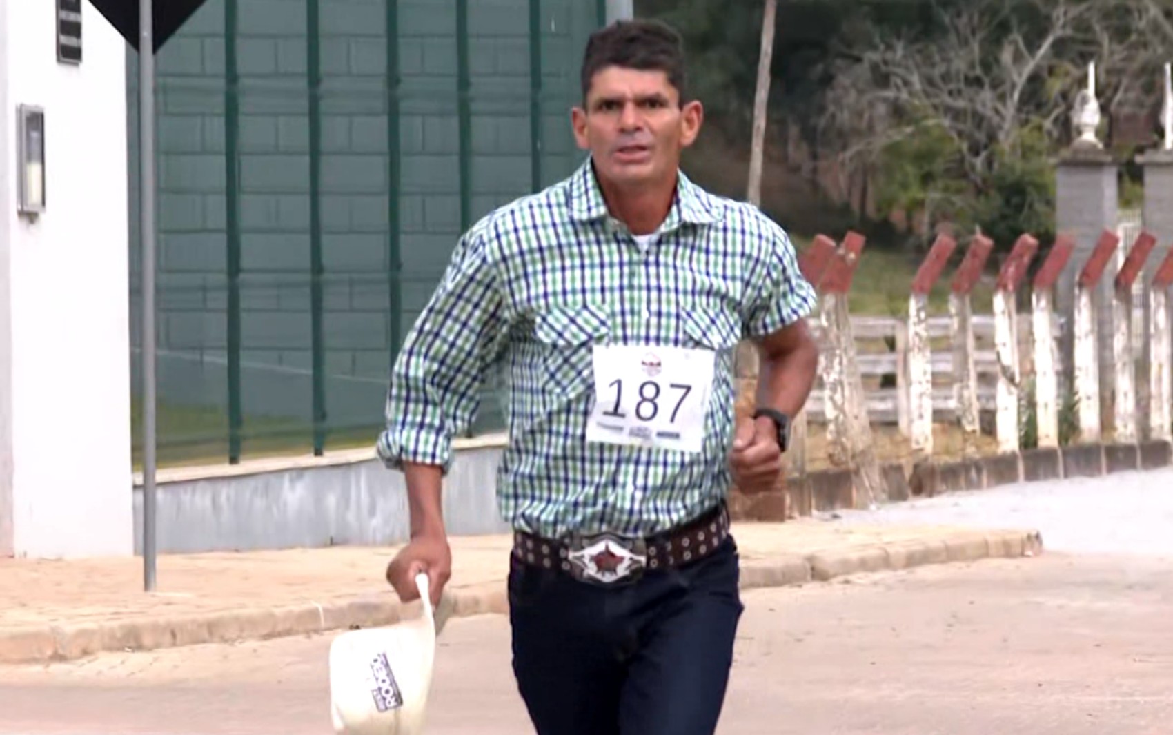 Corredor 'cowboy' do Sul de Minas viraliza após completar meia maratona de ressaca, e de bota