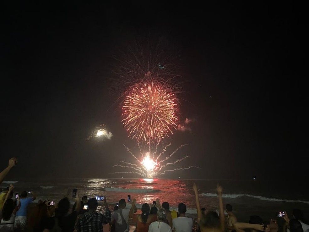 Foto de arquivo mostra queima de fogos no Réveillon da Praia de Boa Viagem na virada de 2022 para 2023 — Foto: Paulo Veras/g1
