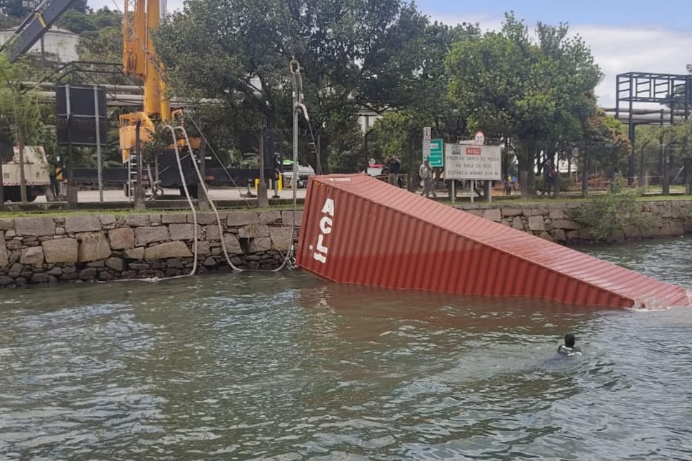 Contêiner que ficou submerso no mar após queda, no Porto de Santos, causada por forte ventania foi retirado — Foto: Autoridade Portuária de Santos (APS)/Divulgação
