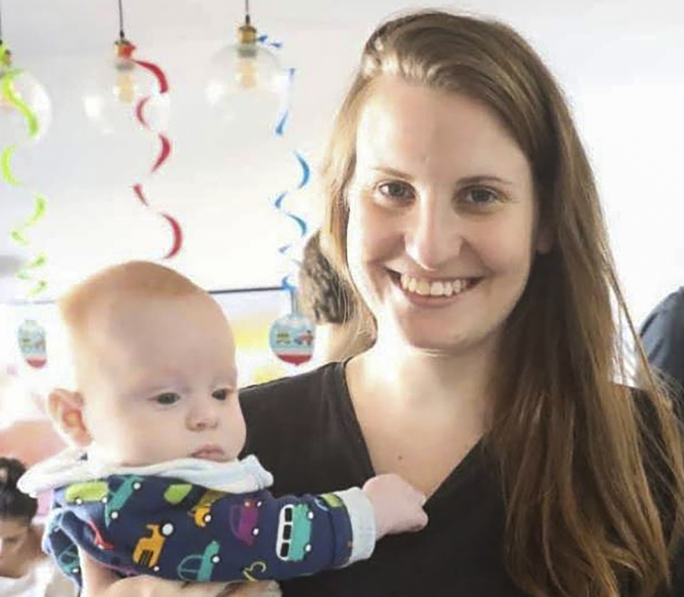 Shiri Bibas, que foi sequestrada e levada para Gaza em 7 de outubro de 2023, com o filho caçula, Kfir, de nove meses. — Foto: Hostages Family Forum via AP