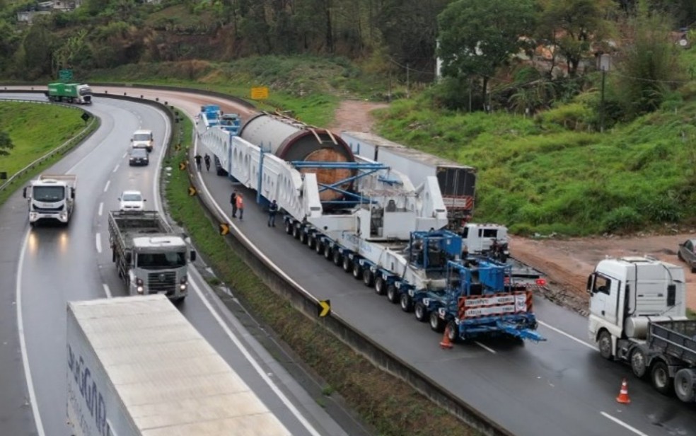 Megacarreta retoma viagem pela Rodovia Fernão Dias após pausa por causa da chuva — Foto: Reprodução EPTV