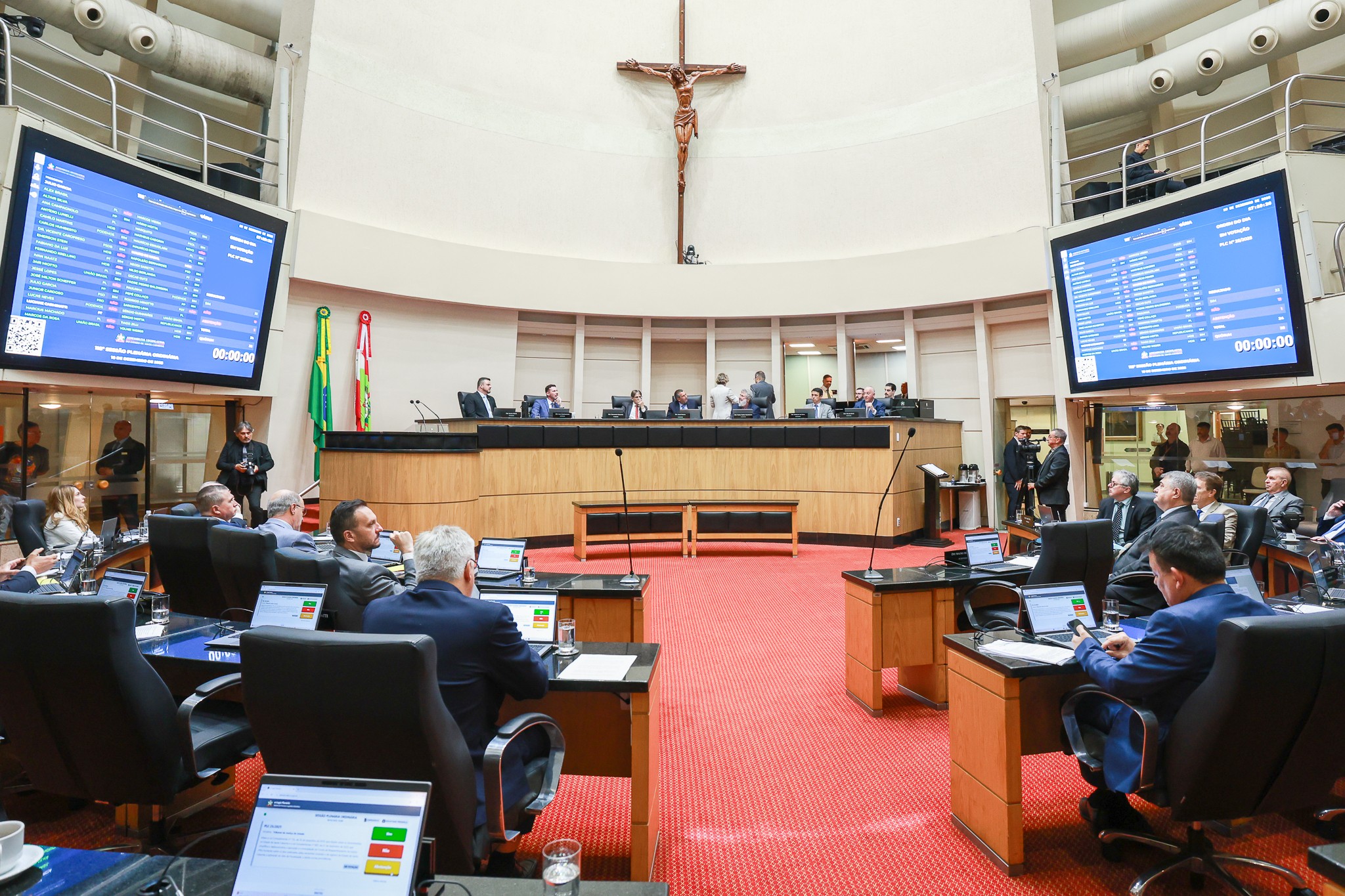 Alesc aprova gratificação maior a deputados, câmeras dentro de salas de aula e fim do Halloween nas escolas; veja projetos