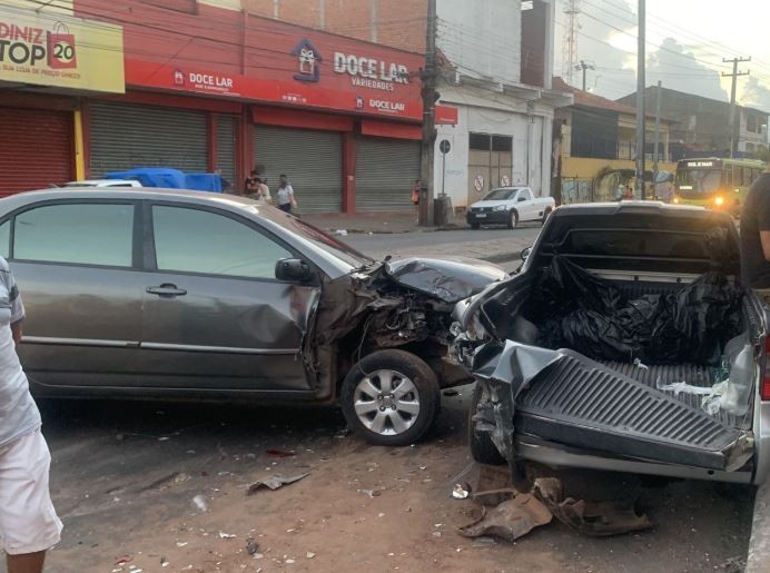 Motorista perde controle ao passar por buraco e atinge carro estacionado na Avenida São Marçal, em São Luís