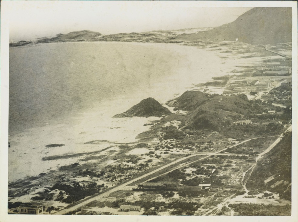 Foto sem data de Augusto Malta registra uma Copacabana selvagem — Foto: Acervo Instituto Moreira Salles