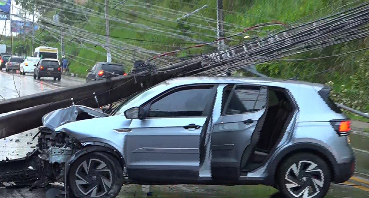 Carro colide contra poste e deixa trânsito lento n