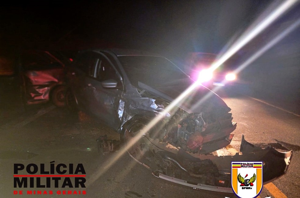 Dois carros bateram de frente na BR-459, km 135, em Piranguinho (MG) — Foto: Polícia Militar Rodoviária