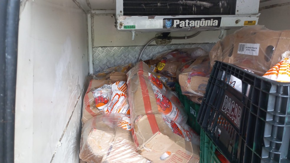 Caixas de frango transportadas para um açougue estavam exalando forte odor em Itanhaém, SP — Foto: Polícia Civil/Divulgação