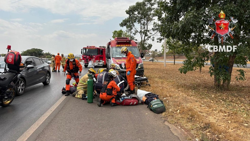 Idosa de 76 anos morre após ser atropelada na BR-020, no DF — Foto: CBMDF/Divulgação
