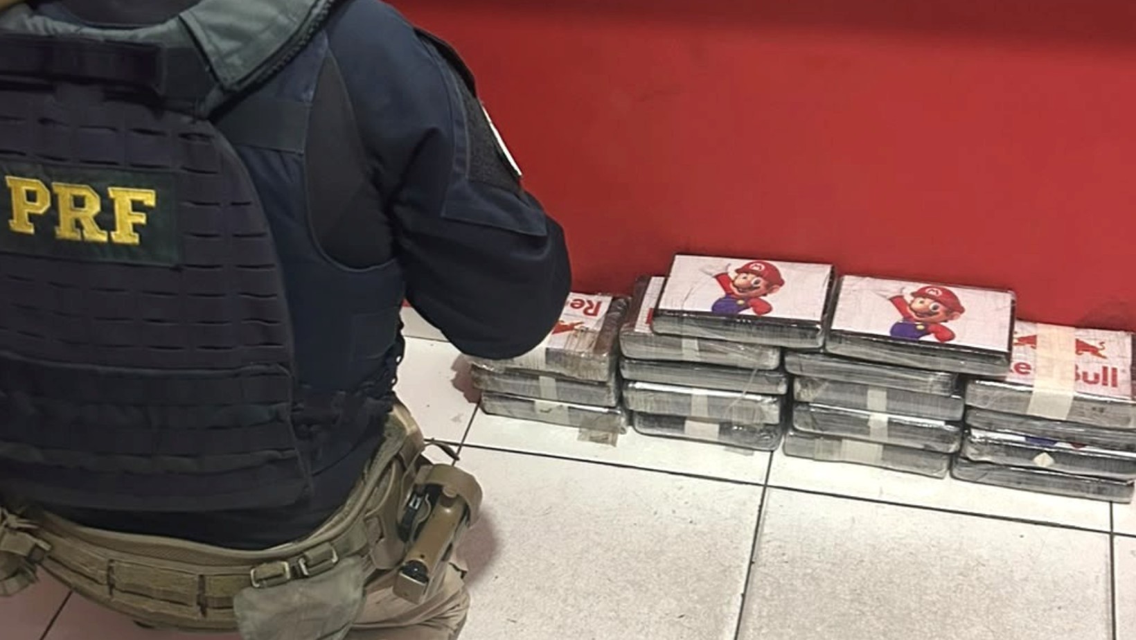 Casal é preso transportando 20 quilos de cocaína na Dutra, em Cruzeiro