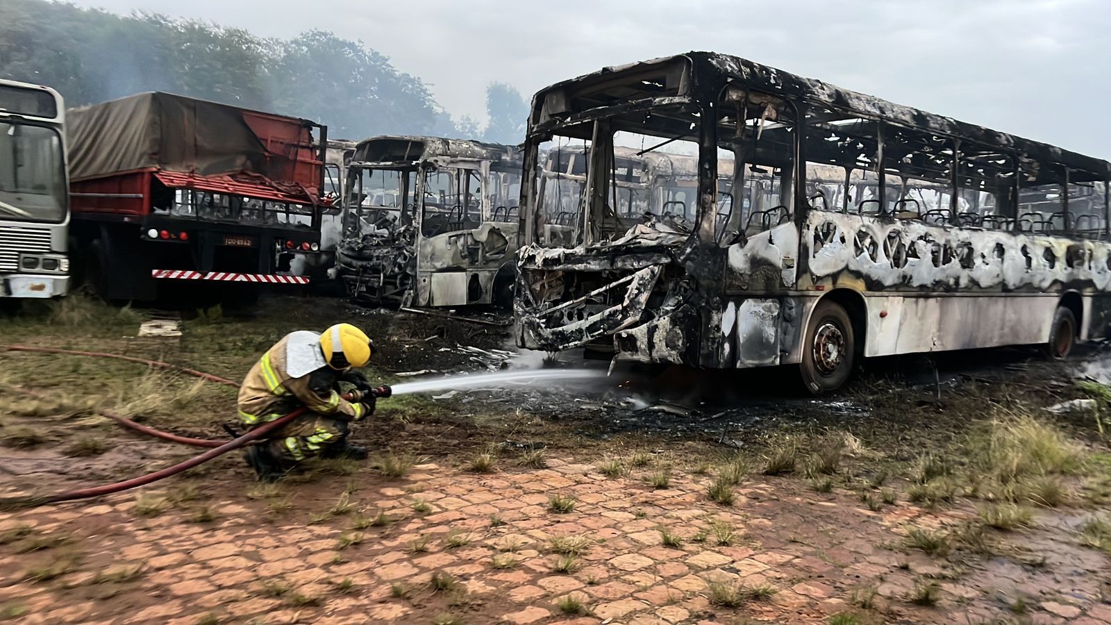 Incêndio atinge empresa de transportes e destrói seis ônibus no RS; veja IMAGENS