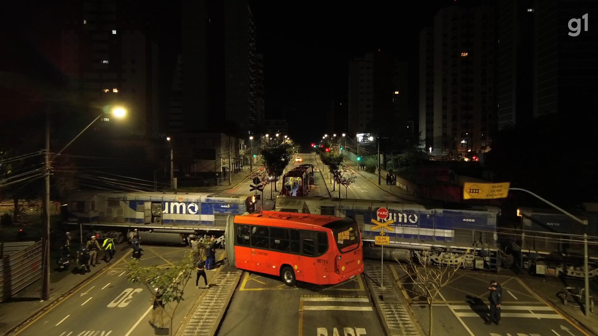 Ônibus biarticulado parte ao meio após colisão com trem em Curitiba e deixa 11 feridos