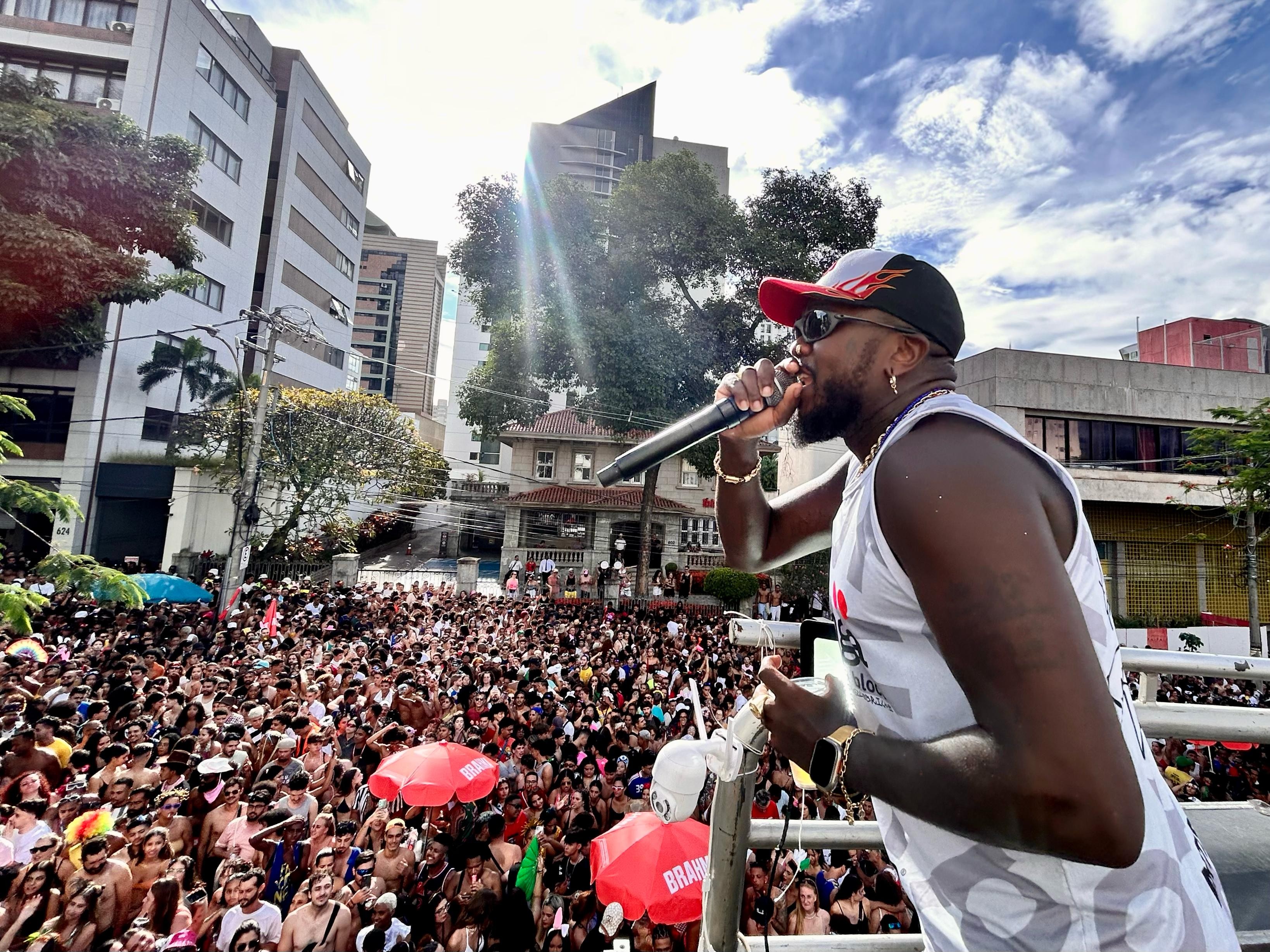 'Amo muito rap, amo muito samba, mas a verdade é que este bloco é para trazer todo tipo de preto', diz Djonga  em BH