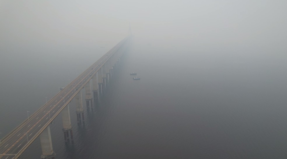 Fumaça de queimadas encobre Ponte Rio Negro, em Manaus — Foto: William Duarte/Rede Amazônica