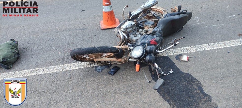 Motociclista de 23 anos morre após bater contra carreta na MG-184, em Alterosa (MG) — Foto: Polícia Militar Rodoviária