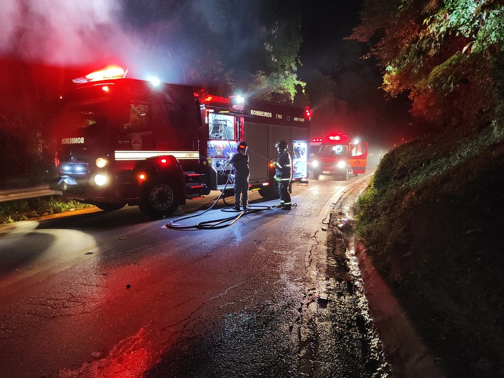Veículo ficou carbonizado após acidente em Itapeva (SP) — Foto: Itapeva Alerta/Reprodução
