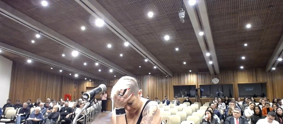 Vanessa Tibcherani se emociona ao falar dos assassinatos de Rafael e dos pais do ator durante depoimento no julgamento de Paulo Cupertino — Foto: Reprodução/TJ-SP