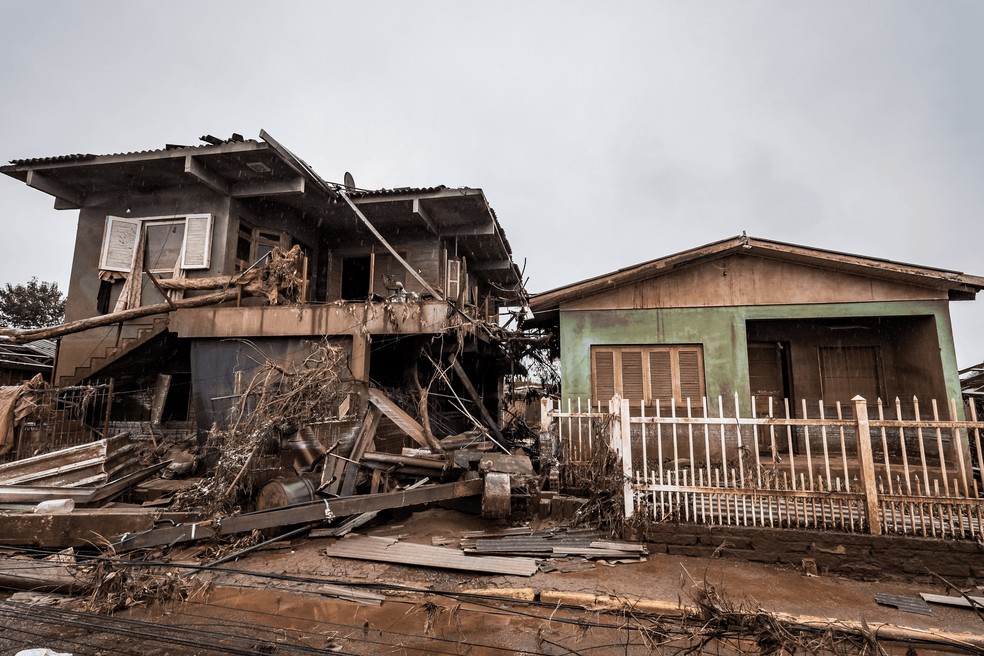 Árvore arrancada e arrastada pela força da água parou no segundo pavimento de uma casa, em Estrela (RS). — Foto: Gentilly Costa/Divulgação