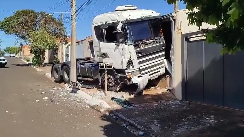 Cavalo mecânico desgovernado atinge casa em Santa Cruz do Rio Pardo