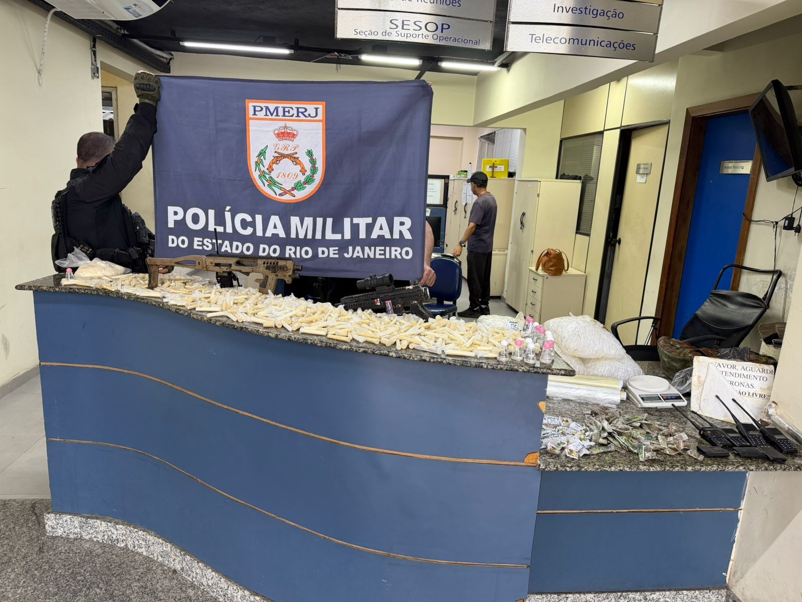 PM apreende mais de mil cápsulas de cocaína durante ação contra o tráfico em Barra do Piraí 