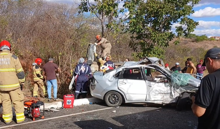 Motorista perde o controle e bate carro em veículo utilitário, na PB-400, em Cajazeiras 