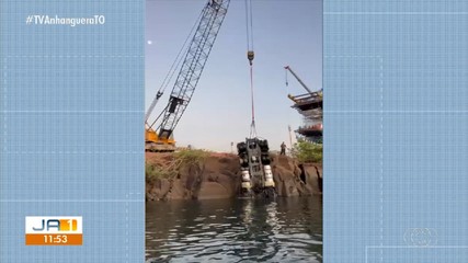 Caminhão que caiu da ponte entre Tocantins e Maranhão é retirado do rio