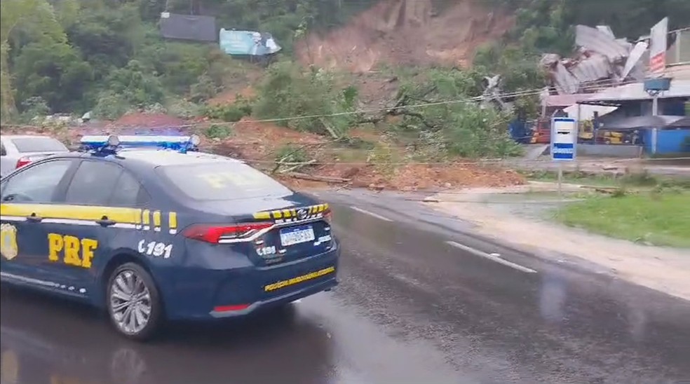 Queda de barreira causa bloqueio total na BR-470 entre Garibaldi e Bento Gonçalves, na Serra do RS — Foto: Reprodução/PRF