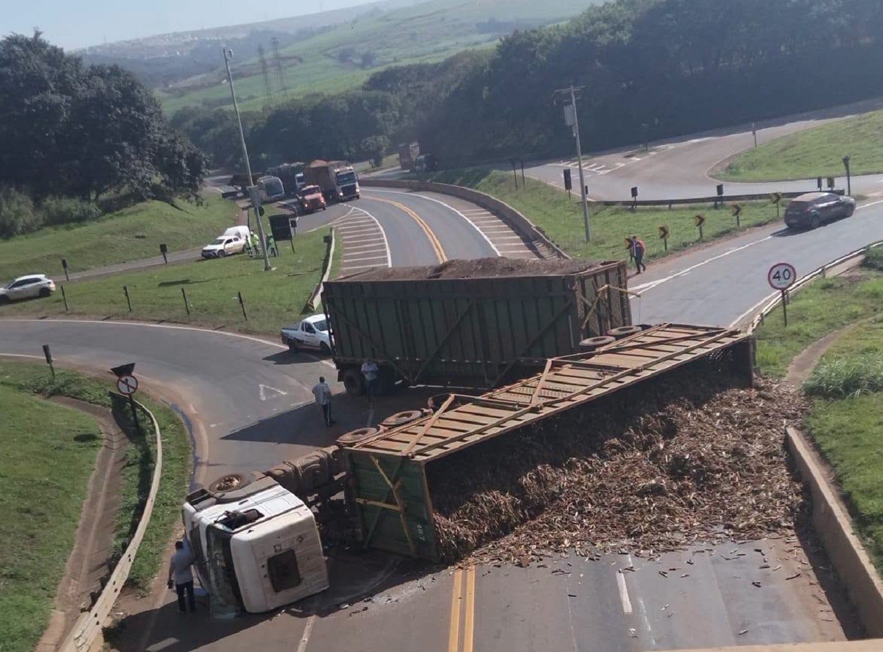 Caminhão carregado com cana tomba e bloqueia pista na SP-255 em Barra Bonita 