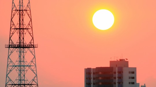 Mundo registra 2° maio mais quente da história e gelo na Groenlândia derrete 17 vezes mais rápido - Segundo mês mais quente já registrado mostra avanço da crise climática e preocupa cientistas sobre o derretimento da camada de gelo. 