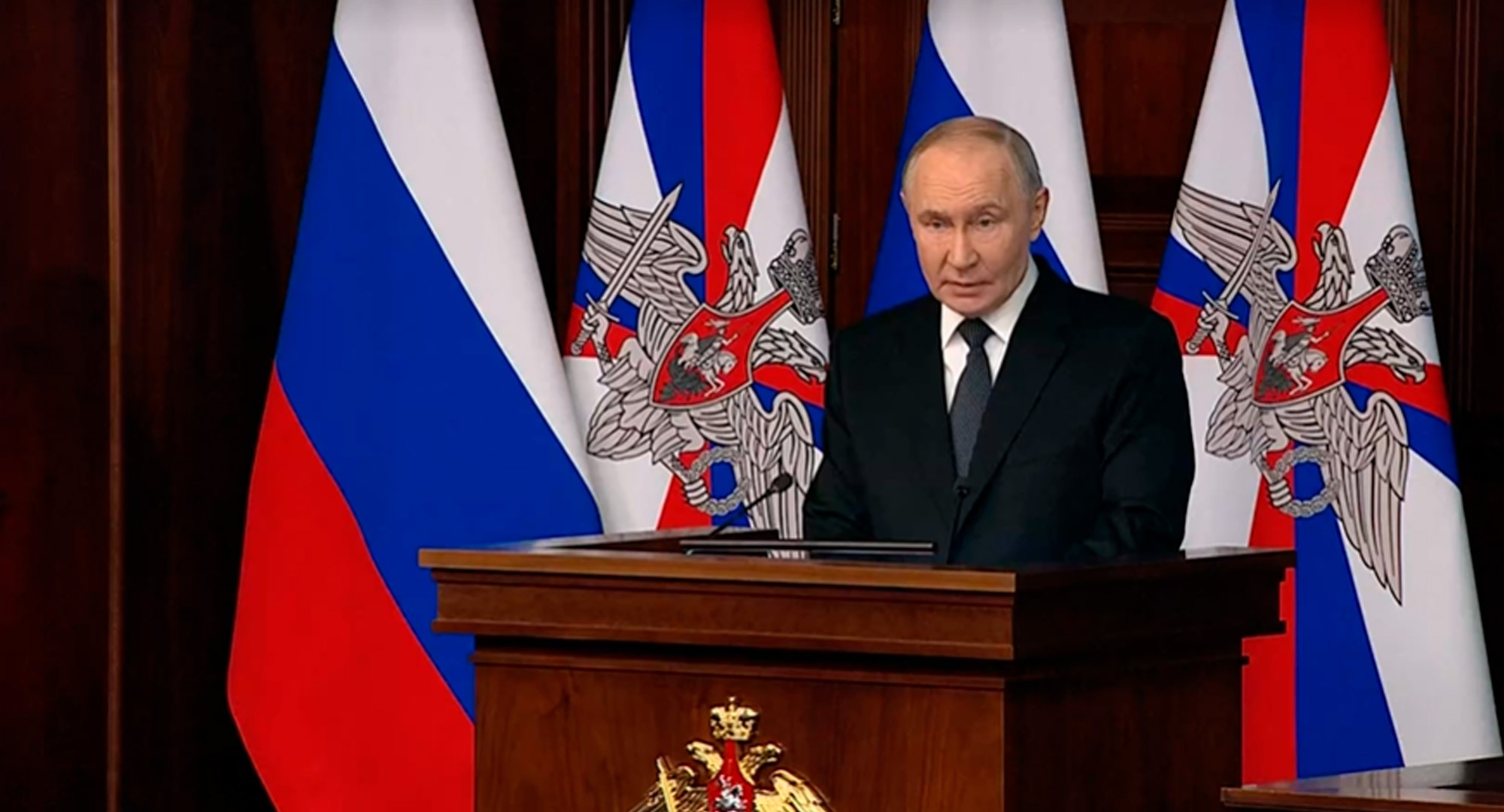 Putin nega intenção de guerra com a Europa e fala em 'histeria' no Ocidente