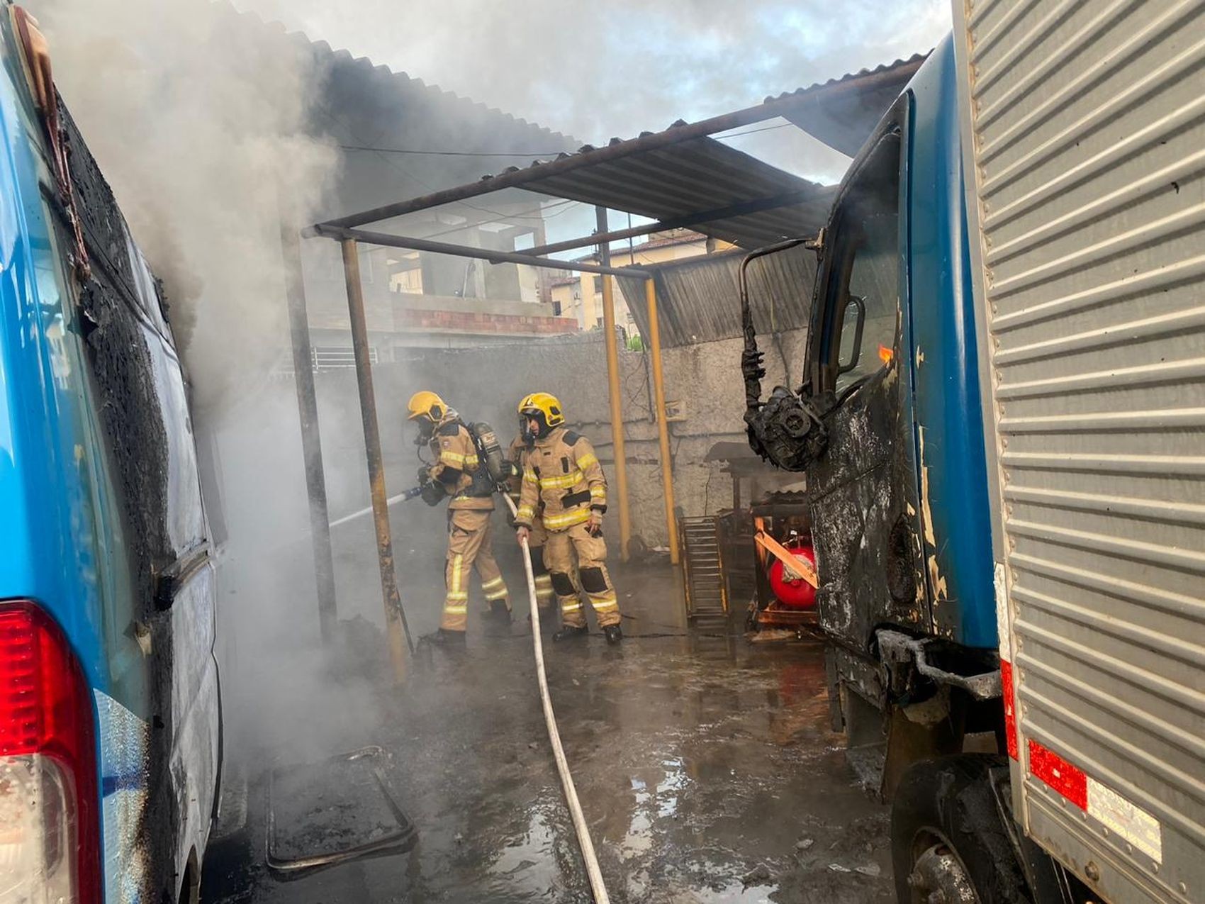 Incêndio atinge oficina de carros no Bairro Bugio em Aracaju