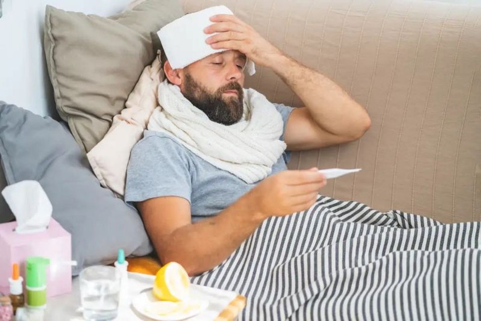 A febre é um sintoma característico da gripe. — Foto: SHUTTERSTOCK via BBC