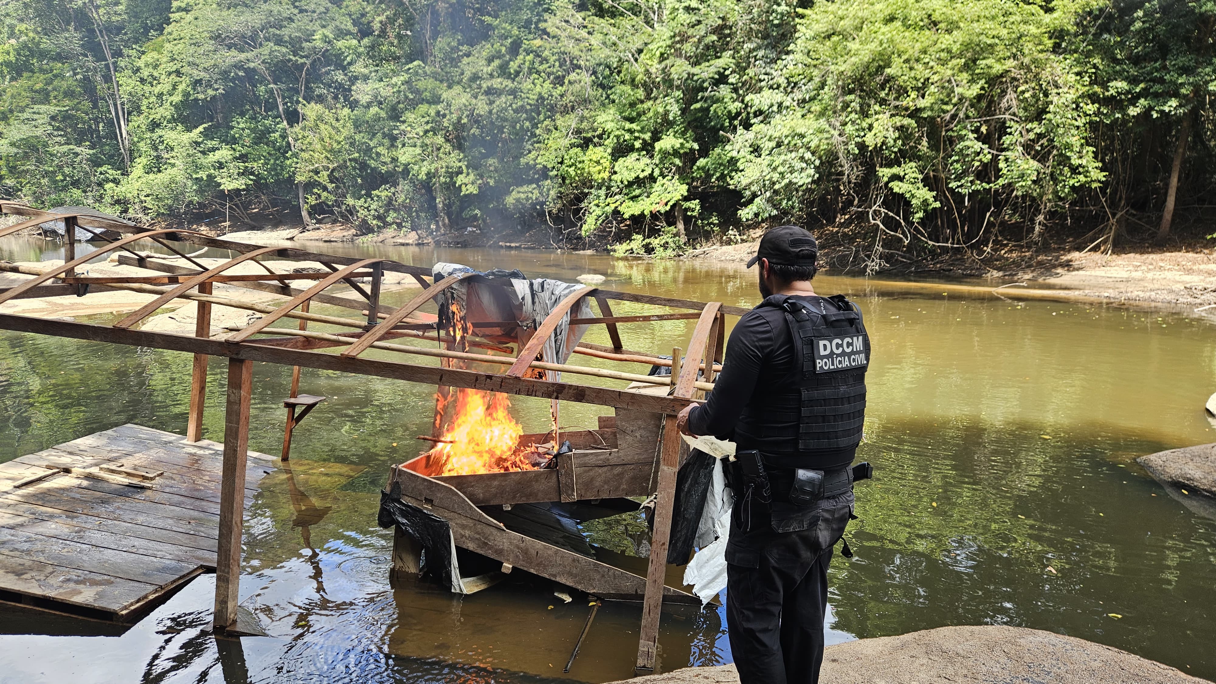 Operação contra crimes ambientais no AP desarticula garimpo ilegal e prende dois por porte de arma