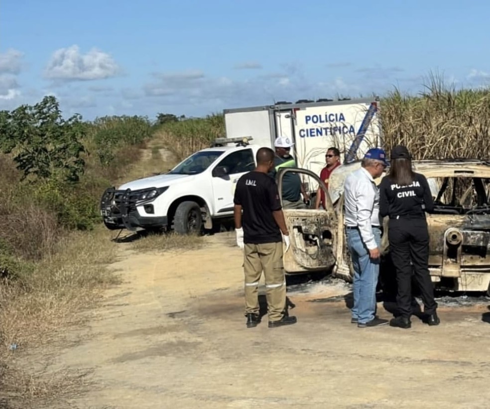 Equipes da Polícia Civil e da Polícia Científica no local em que carro incendiado com corpo carbonizado dentro foi encontrado em  Marechal Deodoro, AL — Foto: Polícia Civil de Alagoas