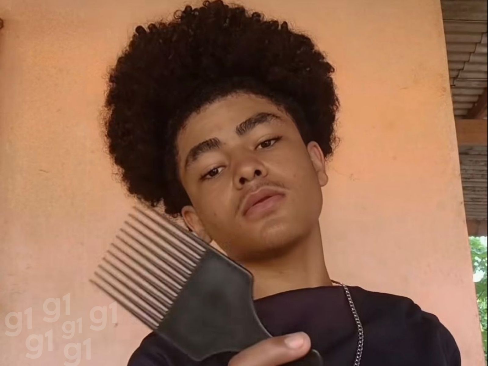 Adolescente negro do AC incentiva cuidados com os cabelos crespos nas redes sociais: 'Autoestima melhorou'