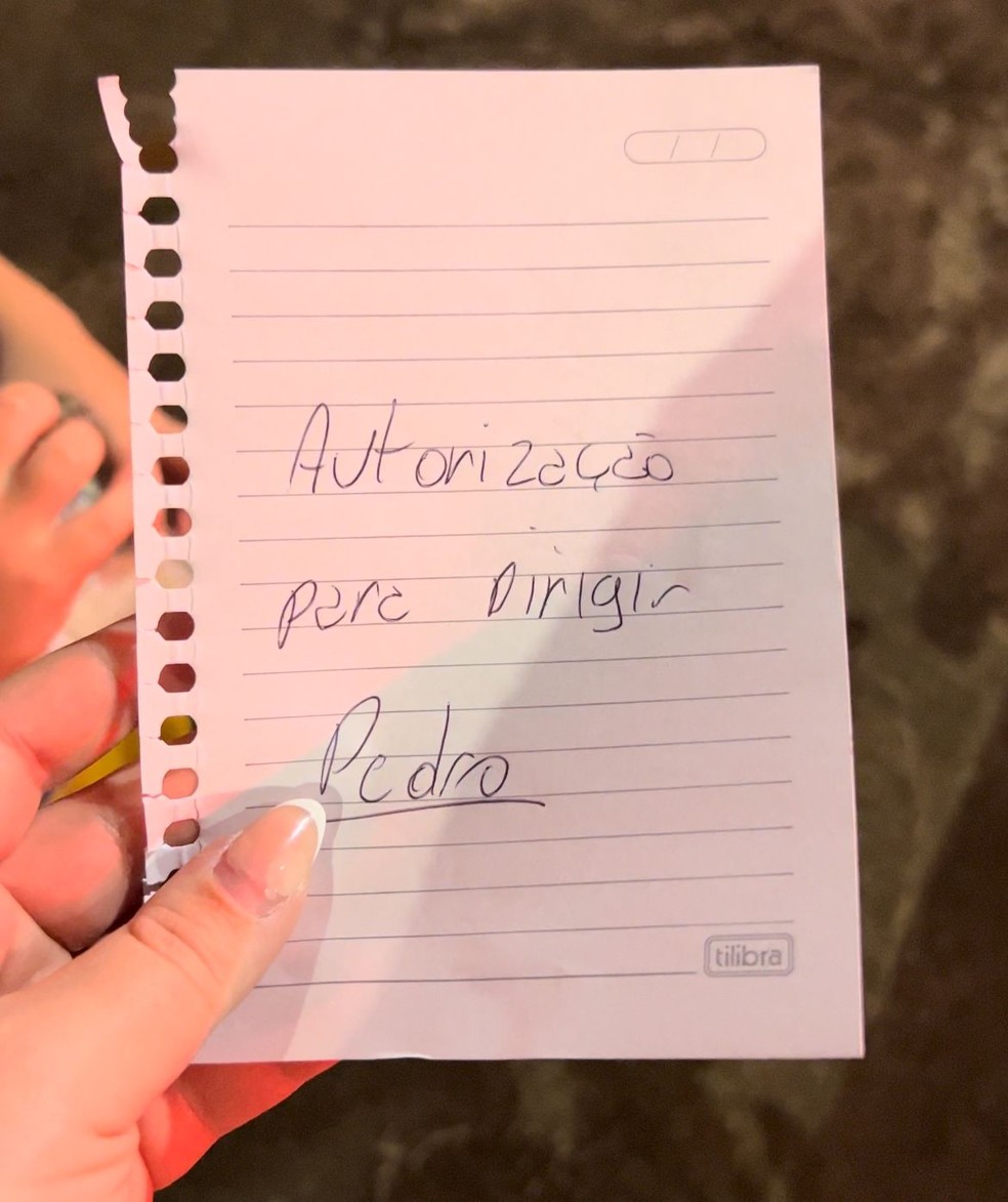 Criança 'dirigindo' carro de brinquedo, é abordada pela PM no interior de Minas — Foto: Myllafânnya Gonçalves/arquivo pessoal
