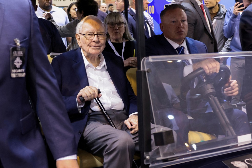 Presidente da Berkshire Hathaway, Warren Buffett, comparece à reunião anual de acionistas da Berkshire Hathaway Inc em Omaha, Nebraska, EUA, em 3 de maio de 2024 — Foto: REUTERS/Scott Morgan