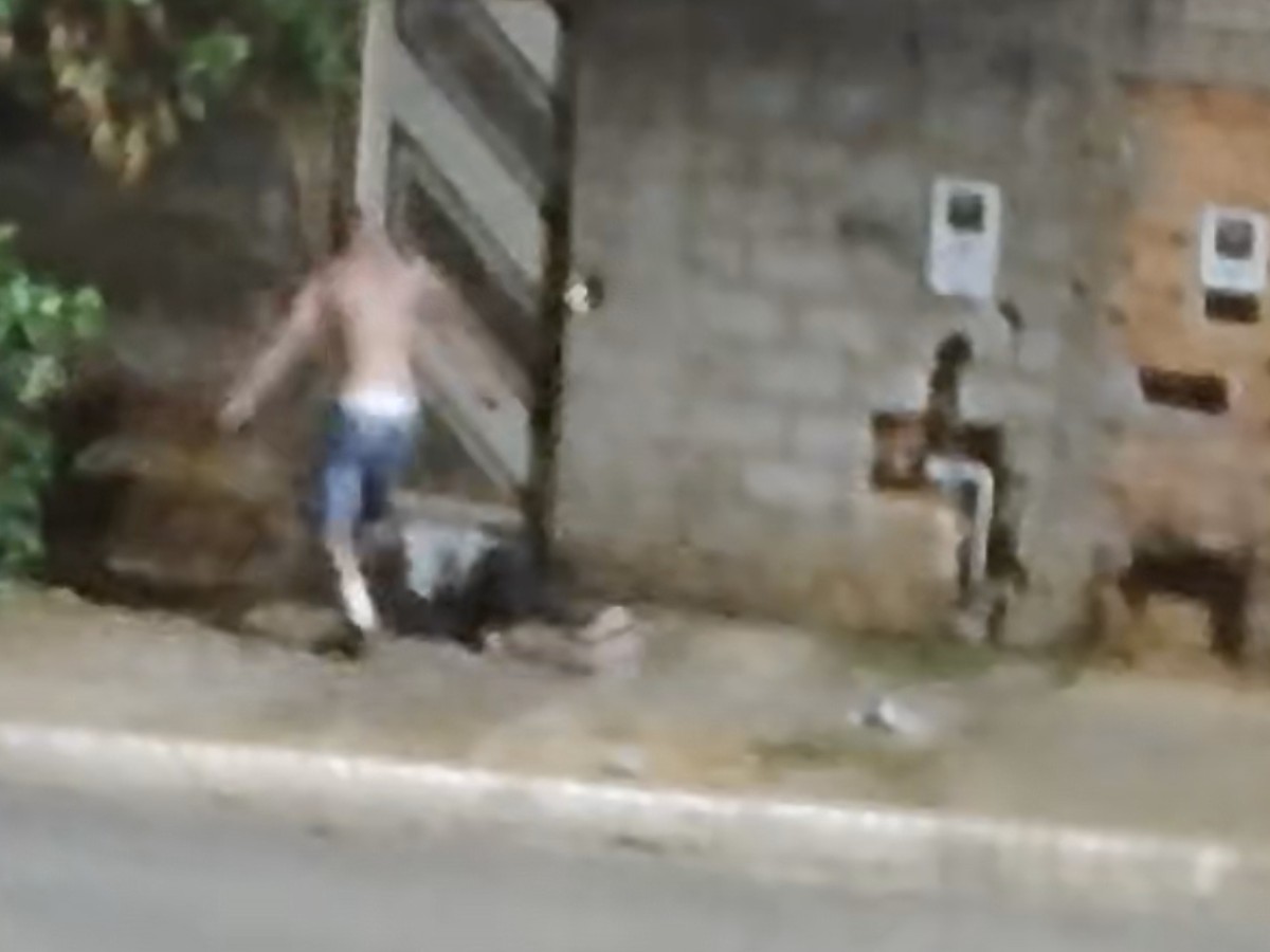 Filho que espancou a mãe fica em silêncio em depoimento e tem prisão mantida; VEJA VÍDEO