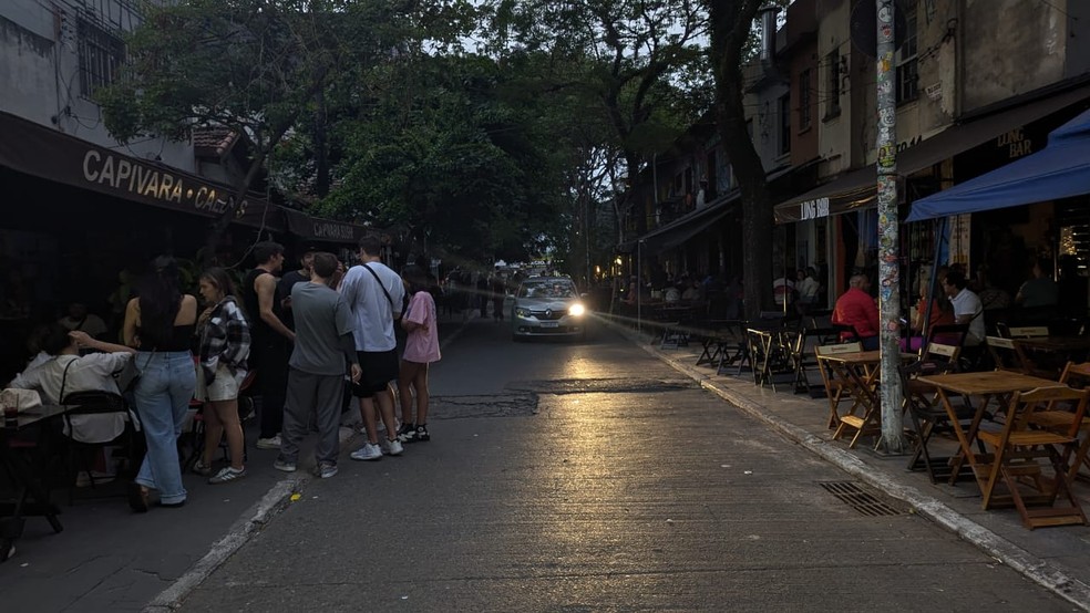 Rua de bares em Pinheiros sem luz, mas com clientes — Foto: Fábio Tito/g1