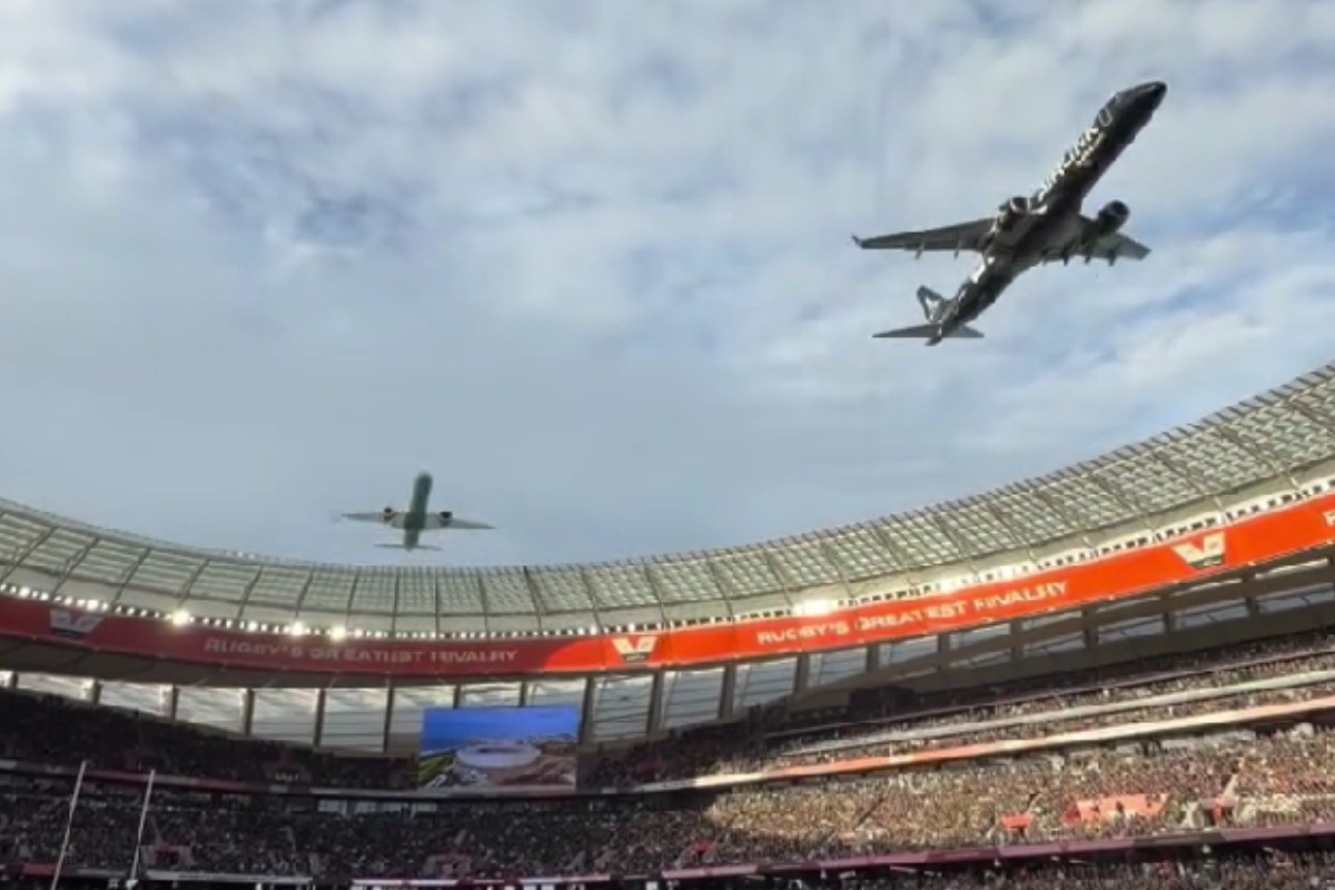 VÍDEO: Aviões da Embraer voam bem próximo a estádio em apresentação durante jogo de rúgbi, na África do Sul