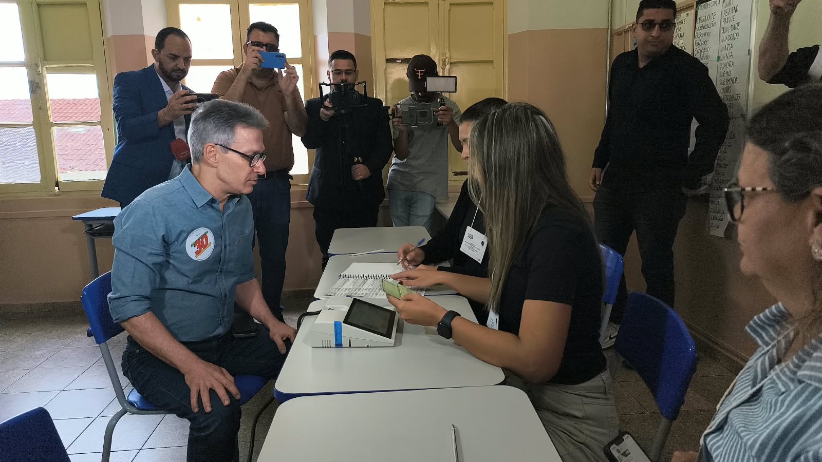 Romeu Zema vota em escola no Centro de Araxá