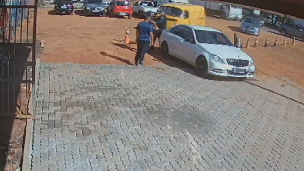 Homem fardado agride comerciante, no DF — Foto: Reprodução