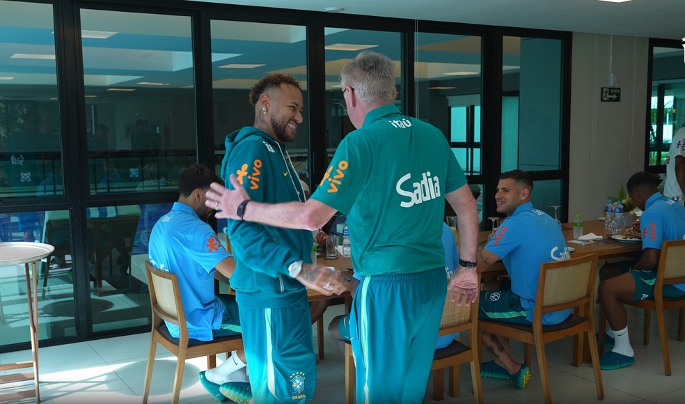 Neymar abraça Carlo Ancelotti na apresentação à Seleção na Granja Comary — Foto: Reprodução/CBF TV