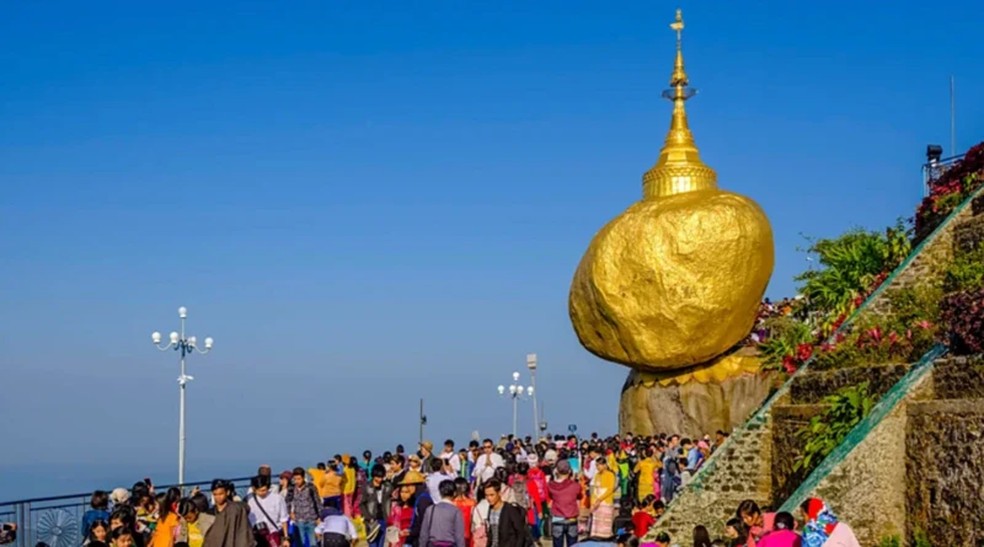 A Rocha Dourada de Mianmar adquiriu significado religioso e agora é uma grande atração turística. — Foto: Getty Images via BBC