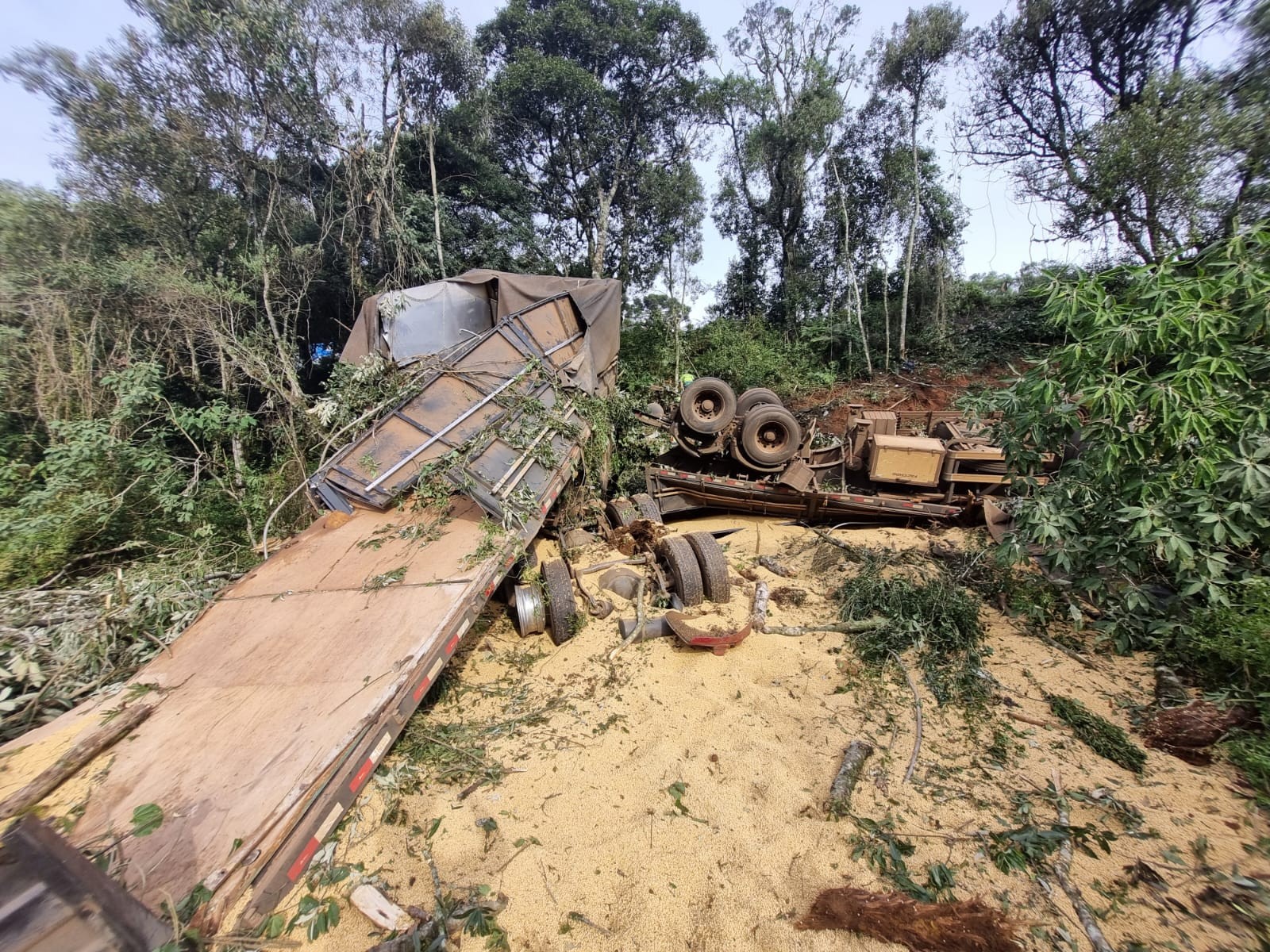 Caminhoneiro morre após bater em carro, sair da pista e cair em ribanceira em Guarapuava; três pessoas ficaram feridas