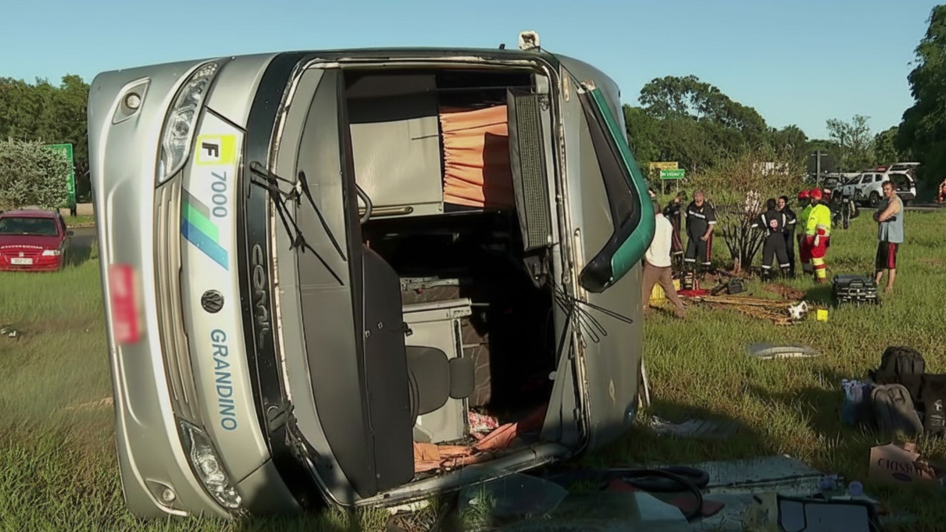Ônibus que tombou com 40 pessoas estava a 100 km/h em trecho de 40 km/h, diz polícia