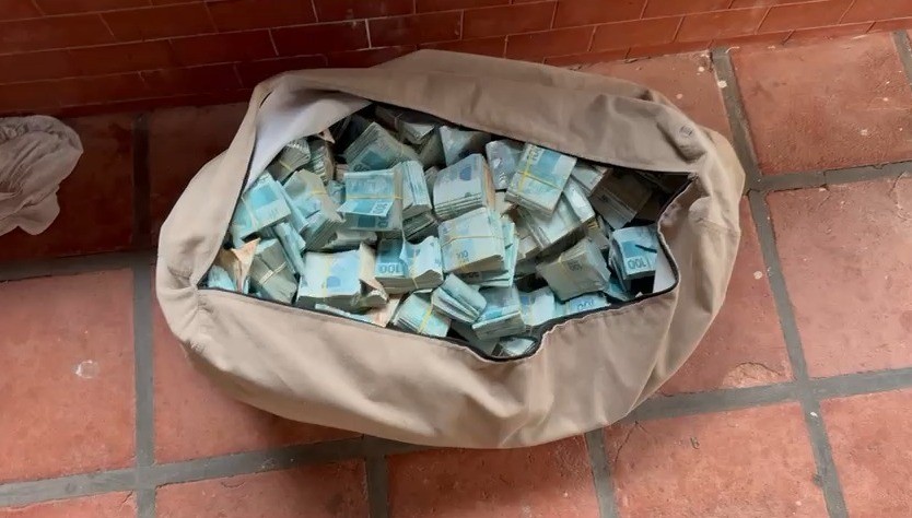 FOTOS: polícia apreende mais de R$ 3 milhões em malas, joias e carros de luxo em operação contra família suspeita de extorquir médico