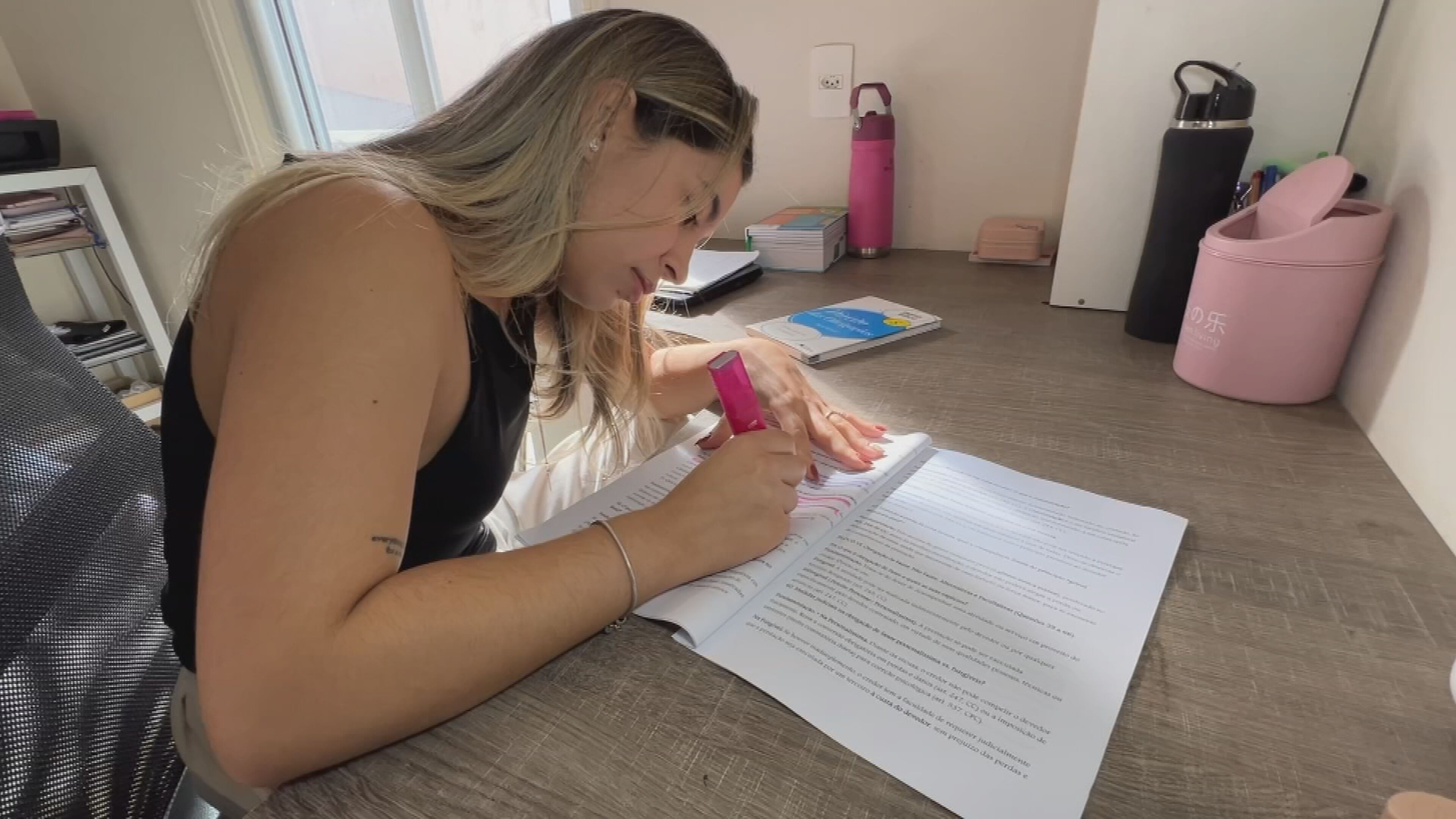 Jovem que descobriu esclerose múltipla aos 17 anos relata desafios e reforça importância do diagnóstico precoce