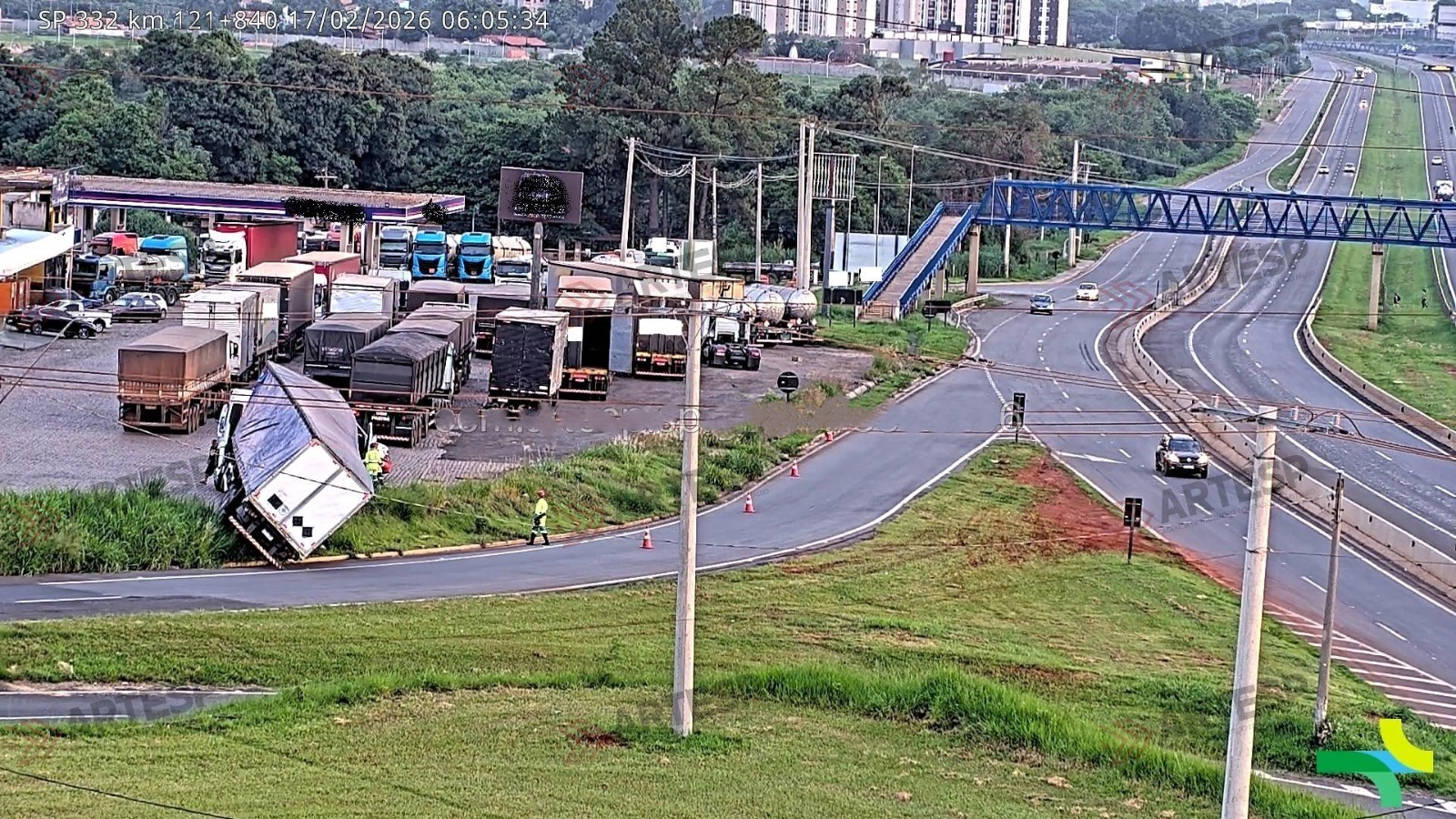 Carreta com produtos químicos tomba em Paulínia após manobra em marcha ré e bloqueia pista