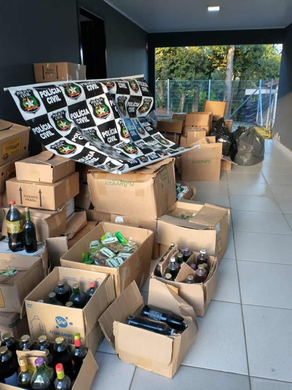 Produtos que seriam usados pelo curandeiro  — Foto: Polícia Civil/ Divulgação 
