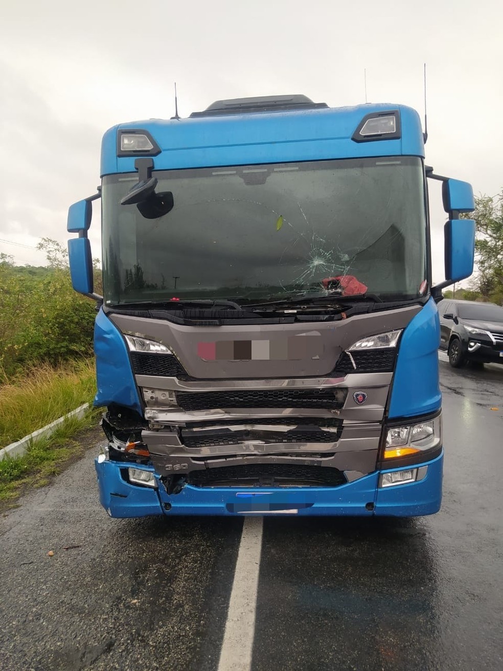 Colisão entre caminhões provocou capotamento na BR-232 — Foto: Divulgação/PRF